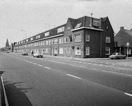 856767 Gezicht op de huizen Amsterdamsestraatweg 469 -hoger te Utrecht, met rechts de ingang van de Hubert Duyfhuysstraat.